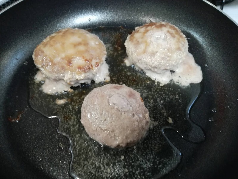 ハンバーグに塩 片栗粉 パン粉 牛乳 卵を入れるのはナゼ なしでも大丈夫 実験してみた まちろブログ